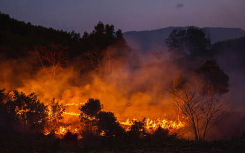 Incendi in Cuneo: il rogo sul monte Piastra prosegue nel sesto giorno