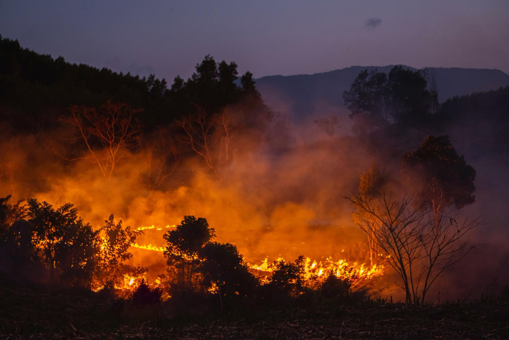 Incendi in Cuneo: il rogo sul monte Piastra prosegue nel sesto giorno