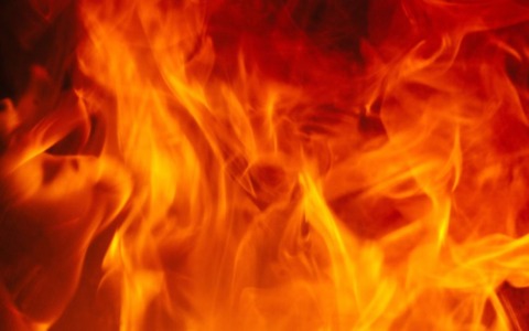 Fiamme ancora attive: due fronti minacciano le abitazioni
