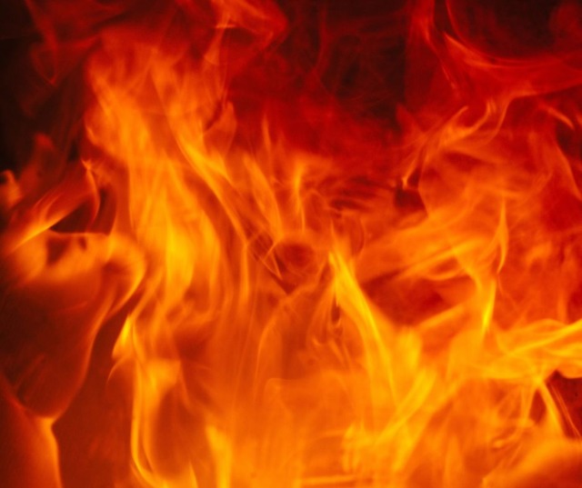 Fiamme ancora attive: due fronti minacciano le abitazioni