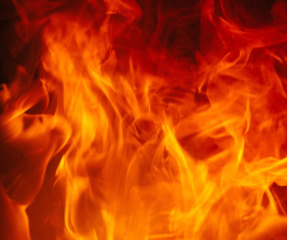 Fiamme ancora attive: due fronti minacciano le abitazioni