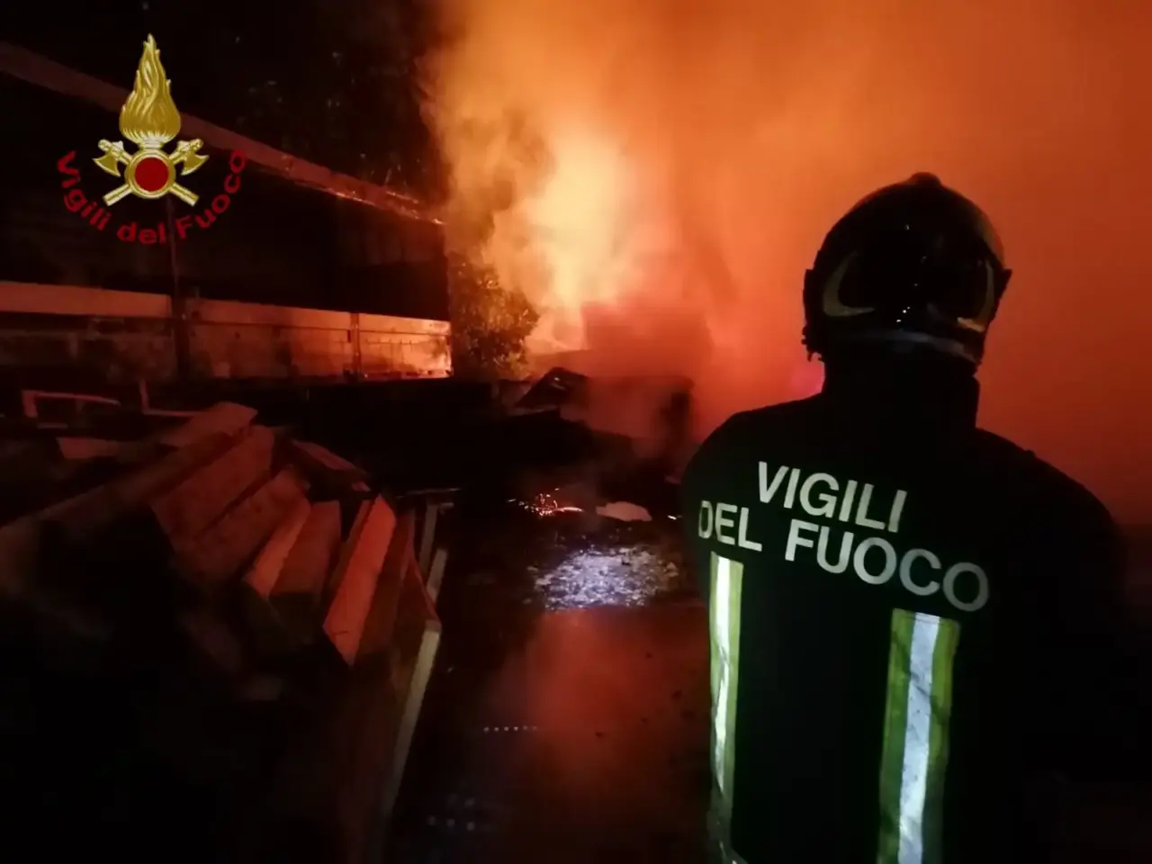 Rottura di un tubo, strada allagata nella notte