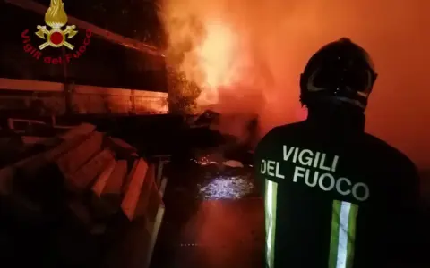 Rottura di un tubo, strada allagata nella notte