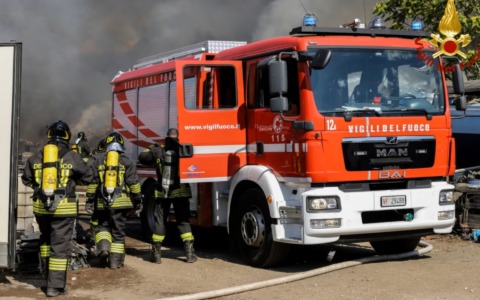 Bovino cade in un dirupo, al lavoro l’elicottero
