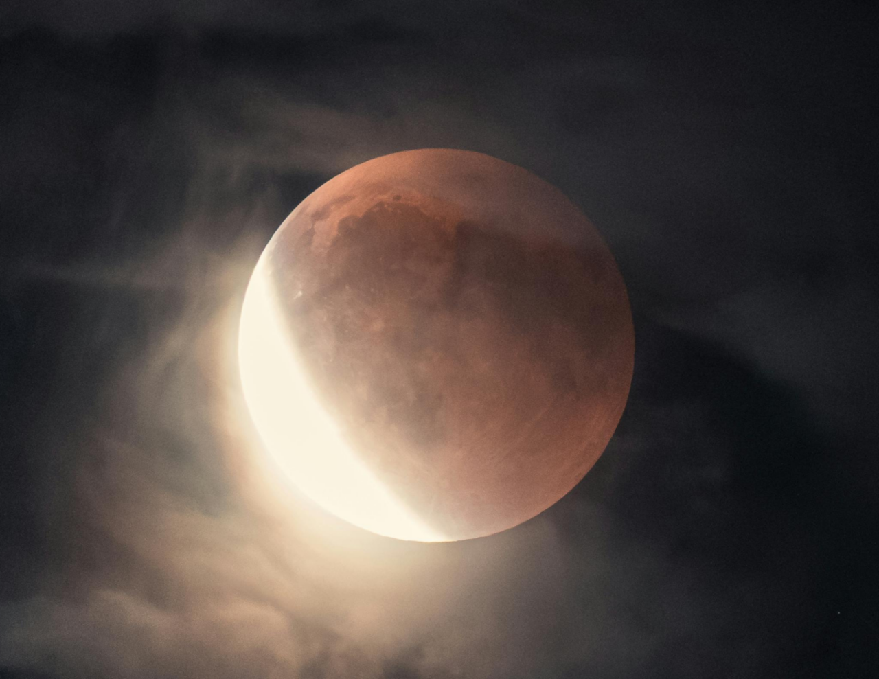 Eclissi lunare parziale, il picco all’alba del 28 agosto