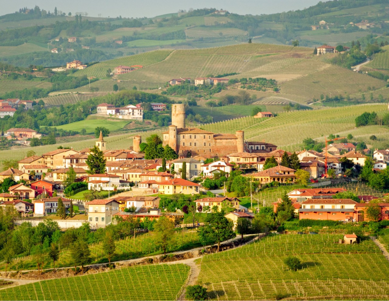 Un volume racconta il castello di Castiglione Falletto